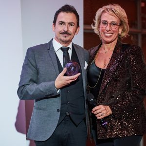 Giulia Pessani consegna il premio Artisanal excellence a Vito Di Lorenzo di Custom Business