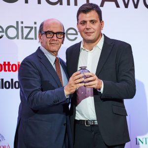 Raffaello Napoleone consegna il premio Migliore strategia di crescita a Niccolò Cipriani di Rifò