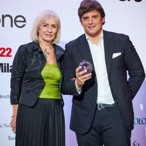 Mariangela Bonatto consegna il premio Special award connecting minds a Gio Giacobbe di Acbc 