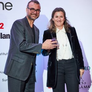 Alessandro Giancane consegna il premio Best of SOP management a Francesca di Pasquantonio (Gruppo Ermenegildo Zegna)