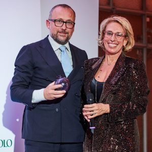 Giulia Pessani consegna il premio Best of SOP management a Ercole Boatto Poala (Gruppo Reda)